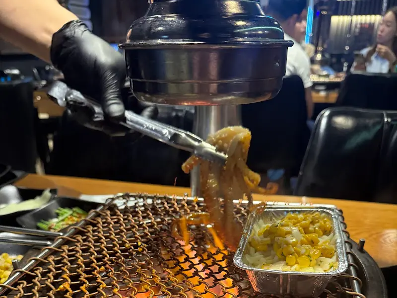 참숯 위에서 구워지고 있는 마늘 산낙지의 모습