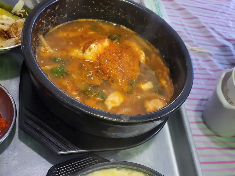 보글보글 끓는 순두부찌개의 모습