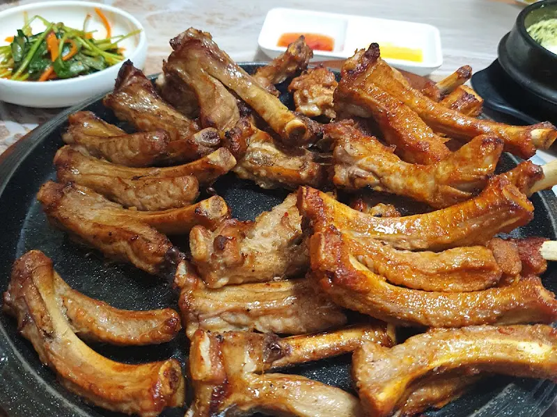 매콤한 양념이 돋보이는 매운 등갈비