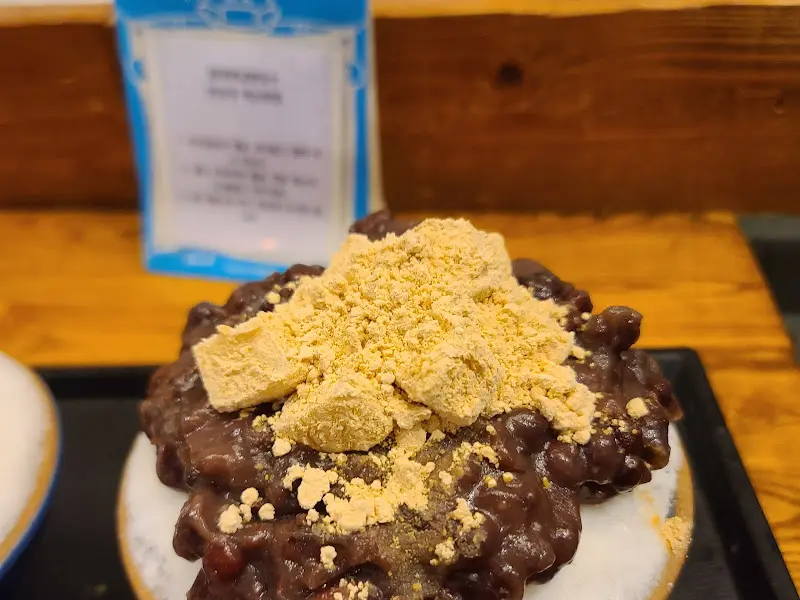 넉넉하게 팥이 올려진 팥빙수