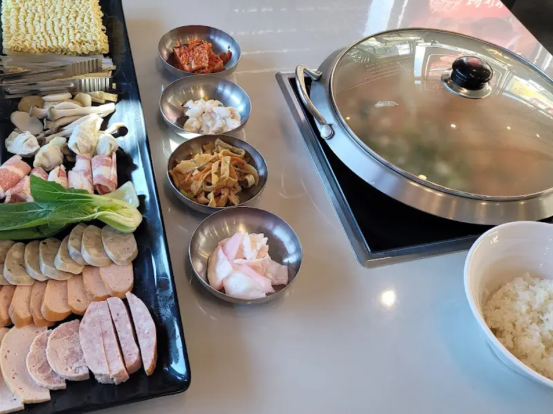 다양한 햄 종류가 담긴 부대찌개 재료