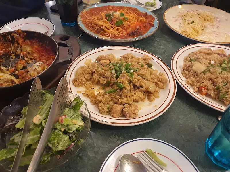 푸짐하게 차려진 테이블