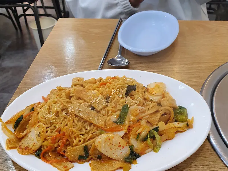 테이블 위에 놓인 라볶이 사진. 젓가락과 숟가락이 놓여 있다.