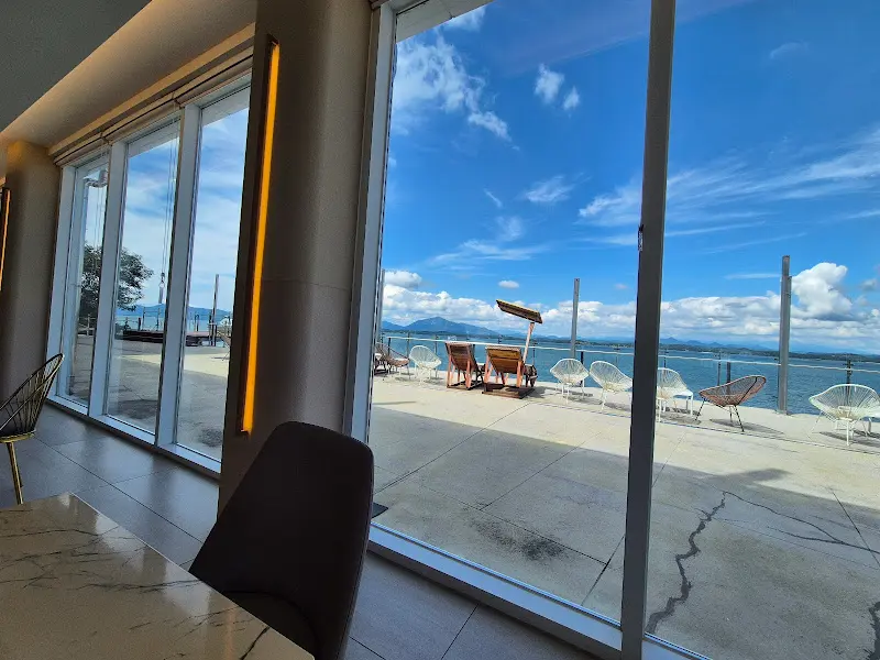 카페 내부에서 바라본 바다 풍경