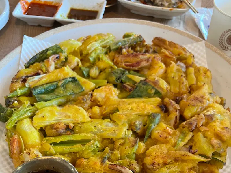 큼지막한 대파가 들어간 해물파전