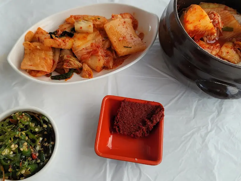 맛깔스러운 김치와 고추 짱아찌