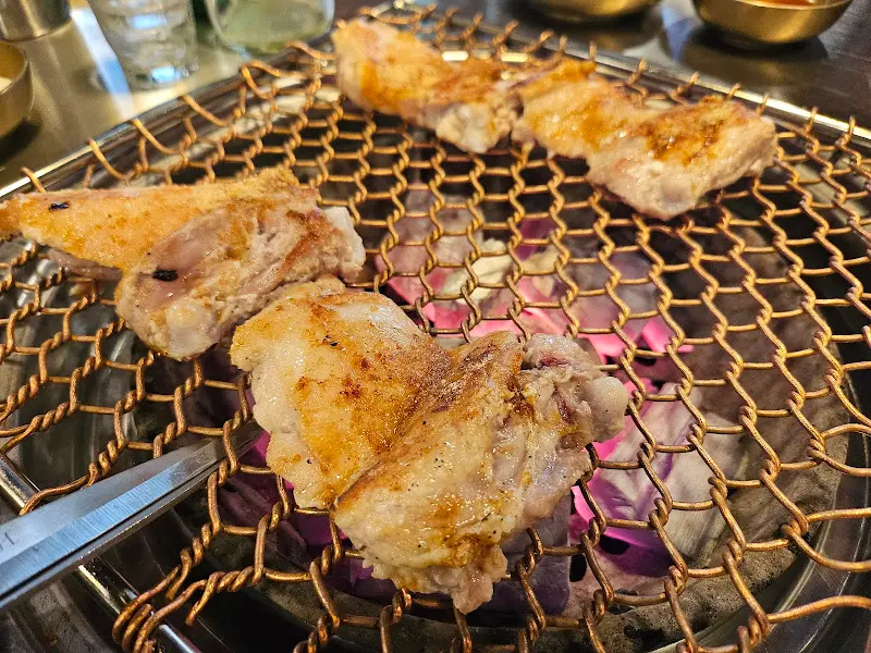 숯불 위에서 익어가는 닭갈비