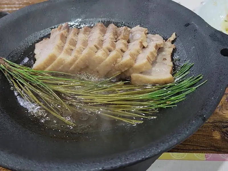 돌판 위에 올려진 수육