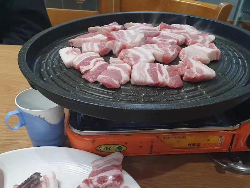 불판 위에 올려진 삼겹살