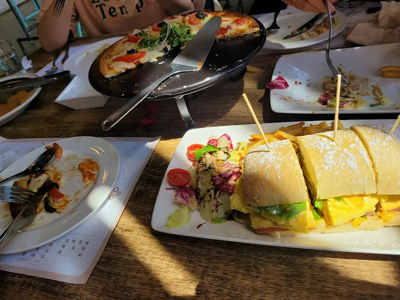 테이블 위의 식사