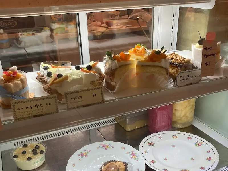 쇼케이스 안의 케이크들