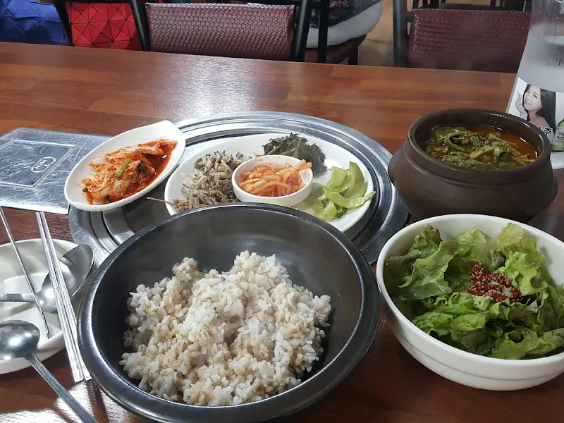 푸짐한 보리밥 한 상