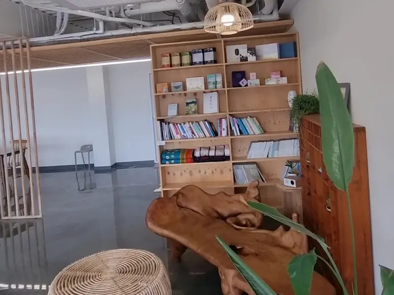 따뜻한 분위기의 실내