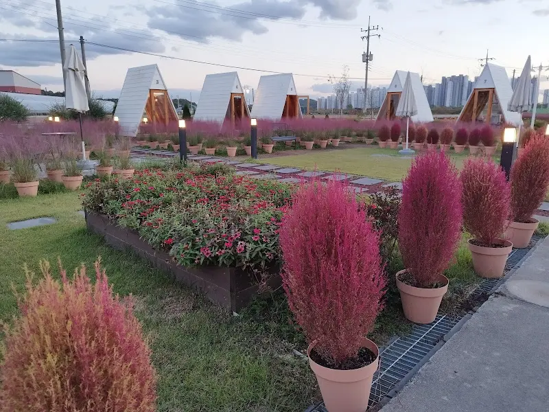 해가 질 무렵의 카페 전경