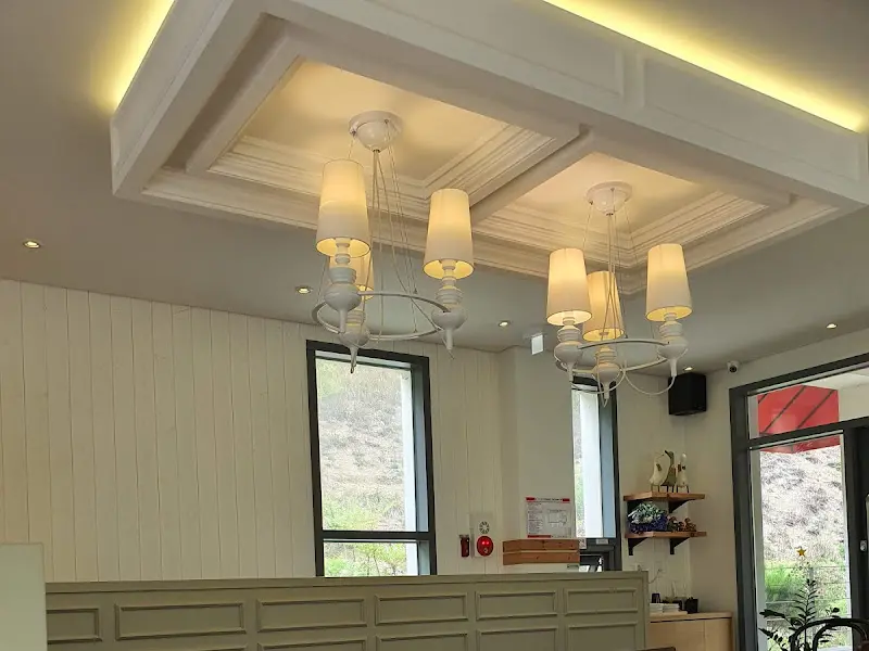 은은한 조명이 아늑함을 더하는 천장