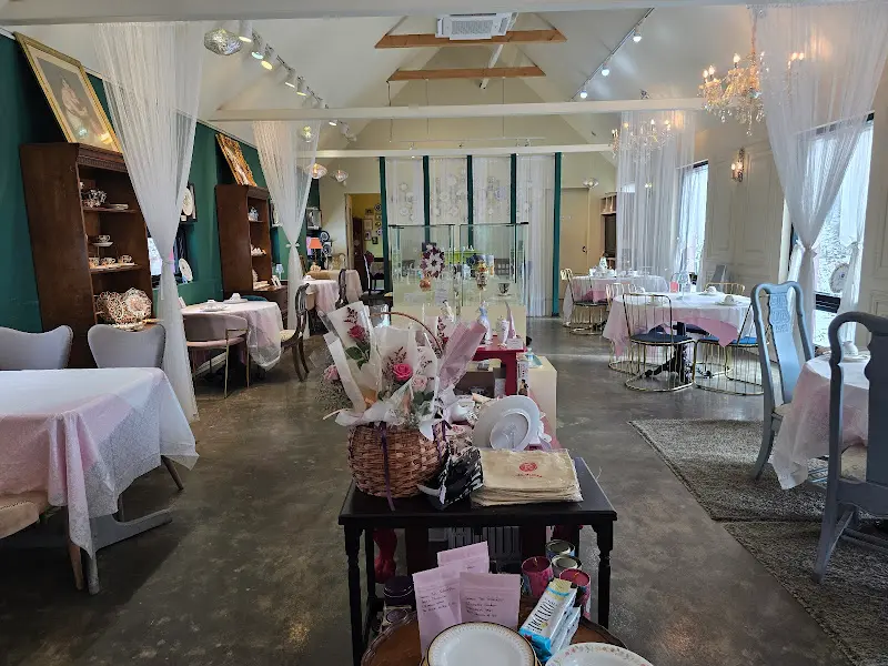 앤틱 가구와 테이블이 놓인 실내