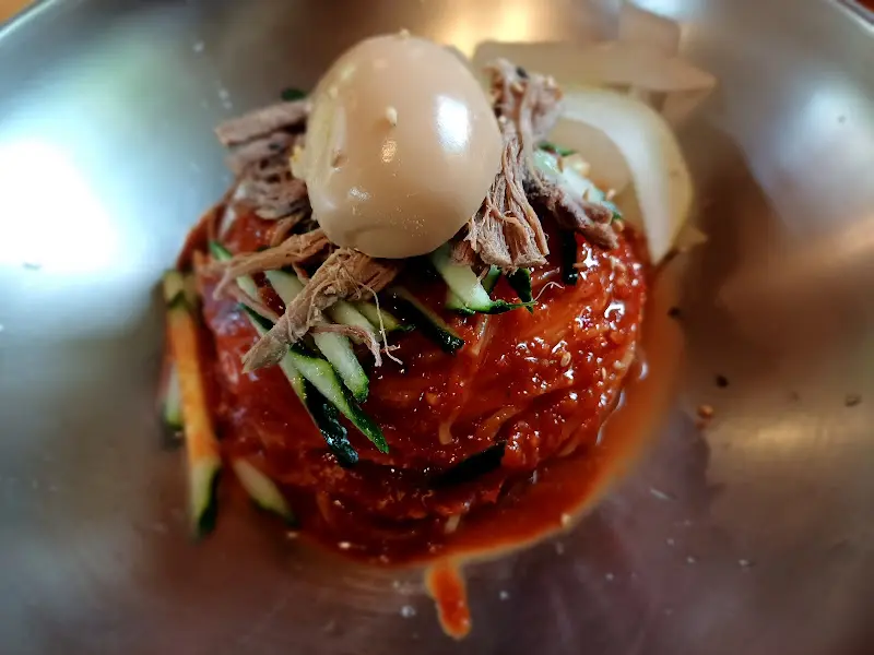 탐스러운 비주얼의 비빔 밀면