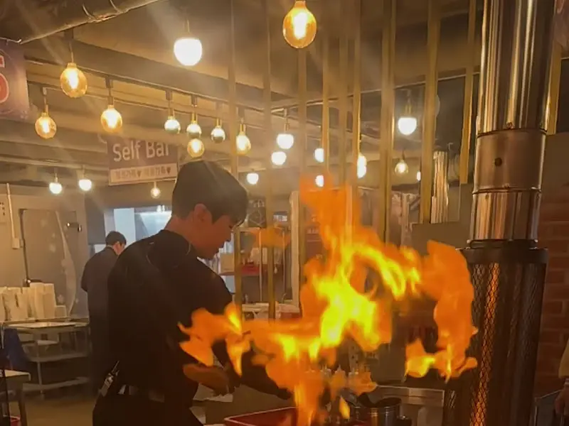 불쇼를 준비하는 직원