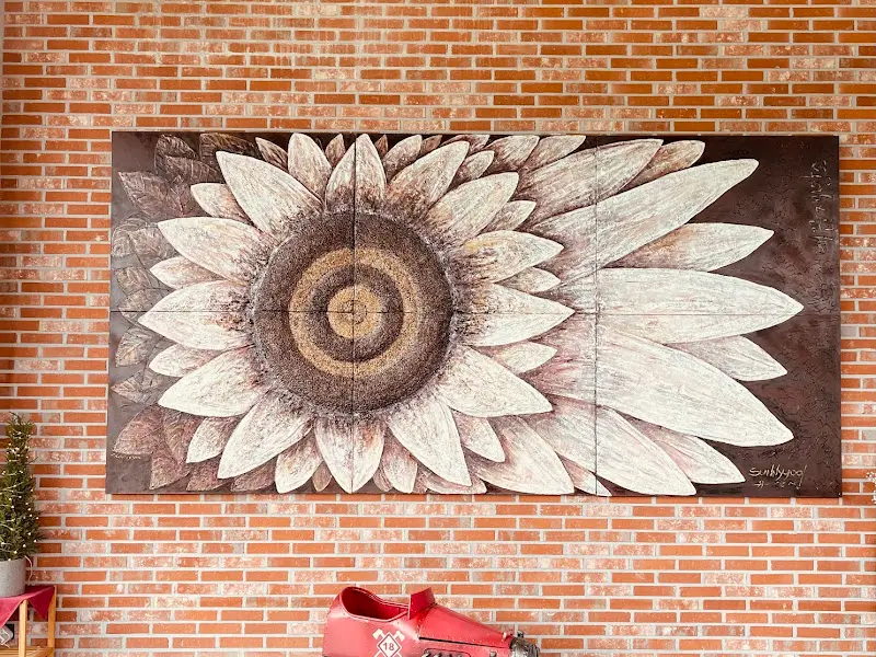 해바라기 그림이 걸린 벽