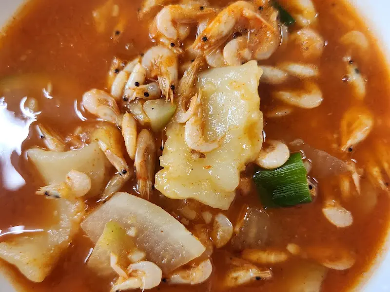 새우와 수제비가 가득한 매운탕