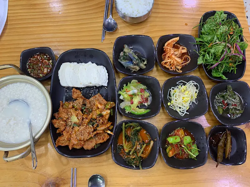 손두부 제육 정식 한상차림