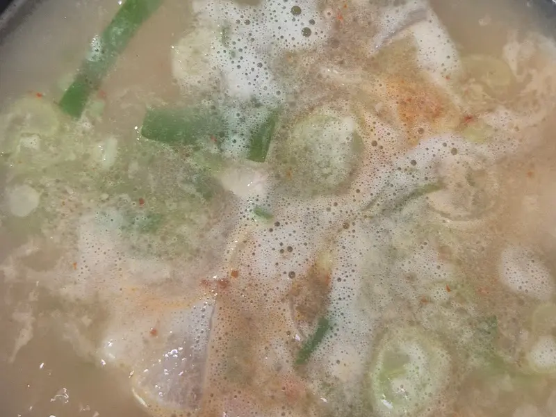 다진 양념이 들어간 돼지국밥