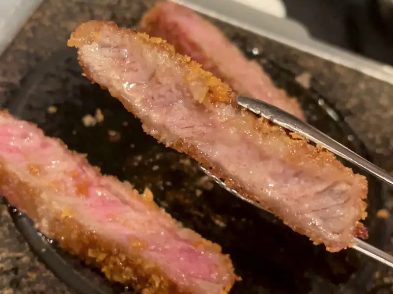 미니 화로에 구워진 규카츠 단면