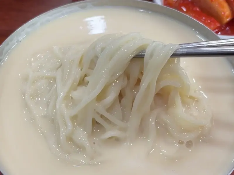 두리원손두부의 콩국수
