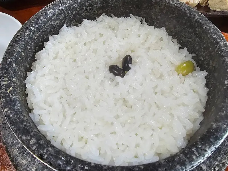 돌솥밥에 윤기가 흐르는 밥알과 콩