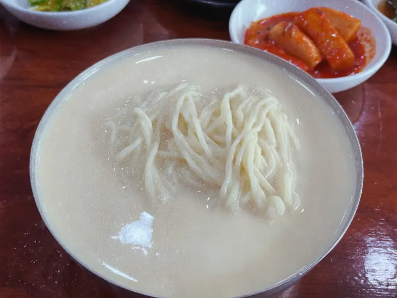 두리원손두부의 콩국수