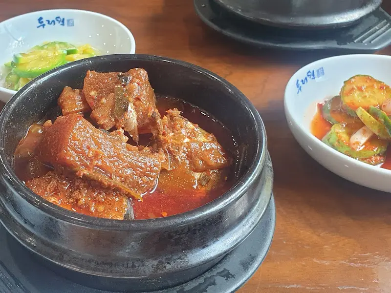 고등어 조림과 정갈한 반찬