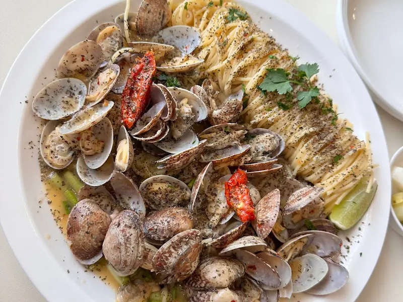 신선한 조개가 가득한 봉골레 파스타
