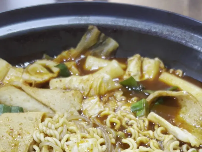 쫄깃한 떡과 라면 사리의 조화