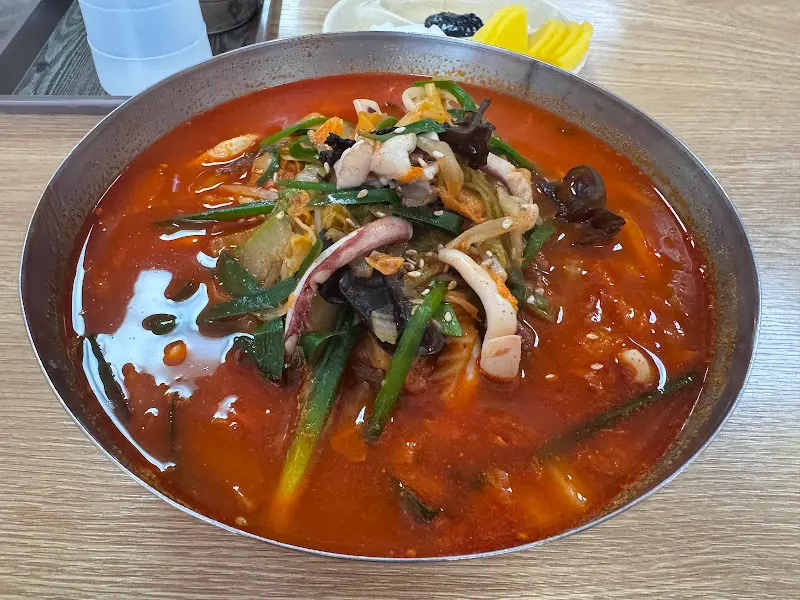 짬뽕 위에 다진 청양고추가 올려진 모습