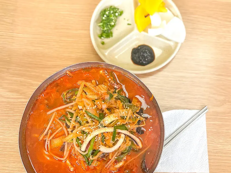 짬뽕과 함께 놓인 기본 반찬과 젓가락