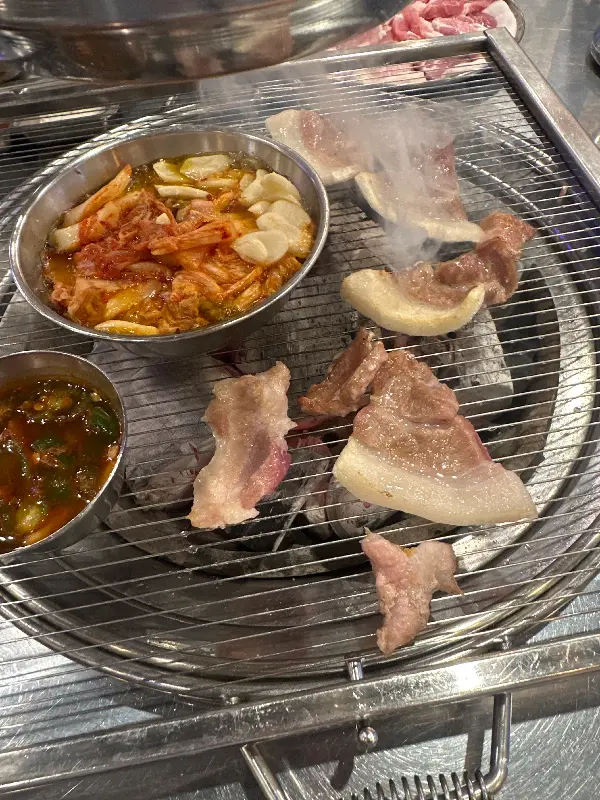 불판 위의 김치와 마늘