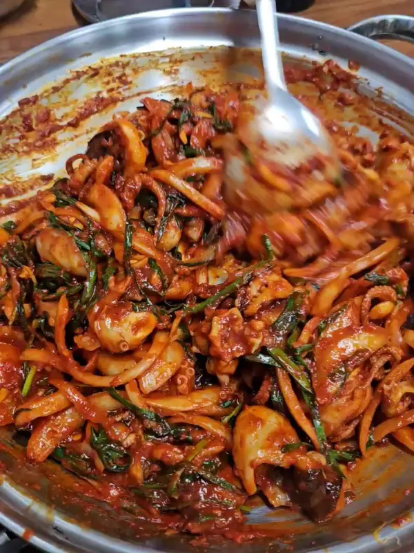 맛있게 볶아지는 쭈꾸미 볶음