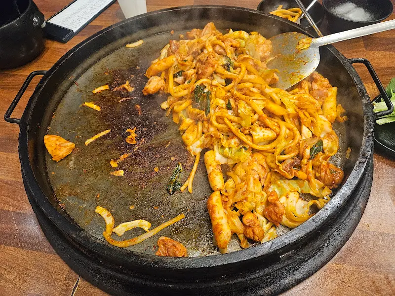 우동사리가 추가된 닭갈비의 모습