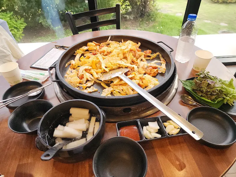 푸짐하게 차려진 닭갈비 한 상