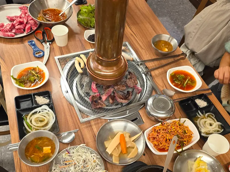 숯불과 푸짐한 밑반찬이 차려진 테이블