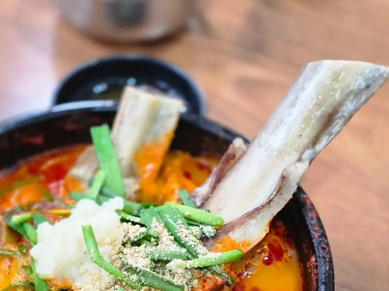 큼지막한 소갈비가 들어간 소갈비해장국