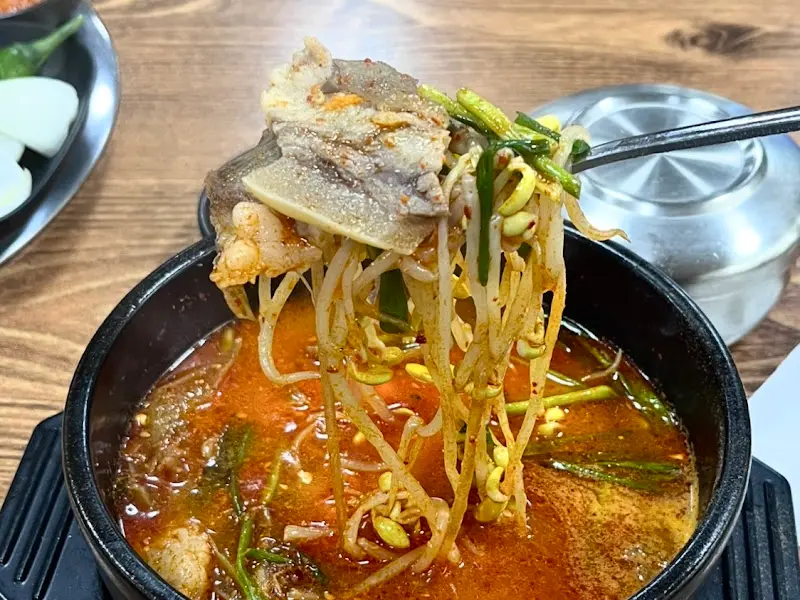 제주 고기국수의 쫄깃한 면발