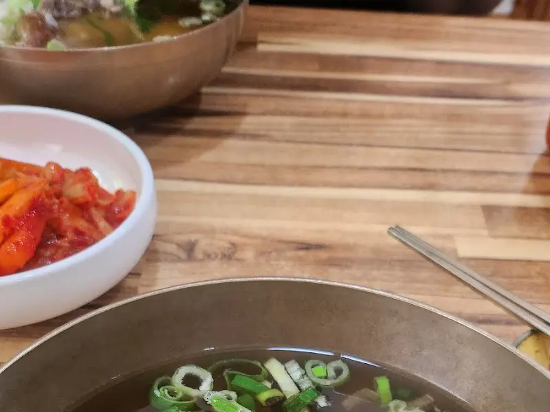 놋그릇에 담겨 나온 곰탕