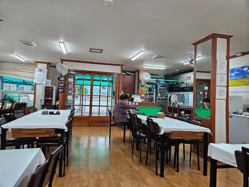 원조강변할매재첩 식당 내부