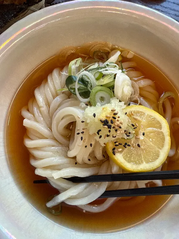 레몬 슬라이스와 간 무, 김가루가 올려진 붓카게 우동