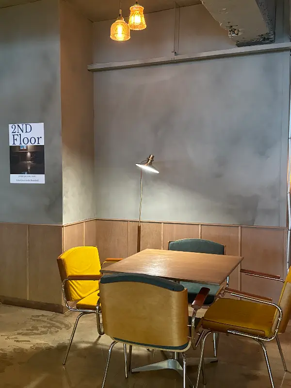 2층으로 향하는 계단