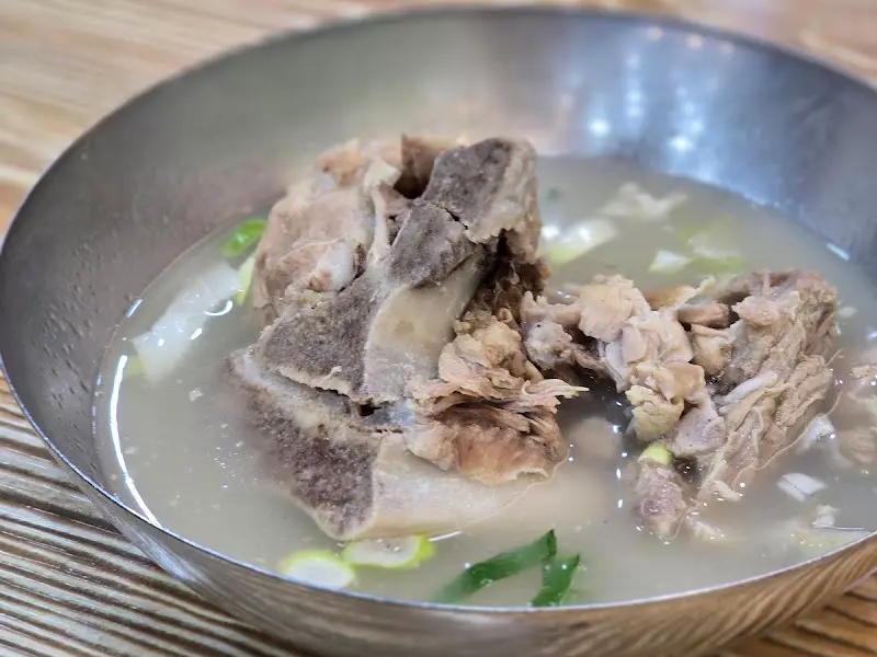 뽀얀 국물의 뼈국