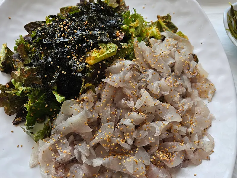 싱싱한 막회와 푸짐한 채소 고소한 김가루의 조화