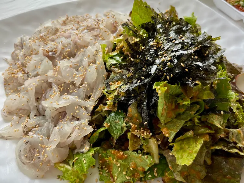 입맛을 돋우는 갯마을횟집 막회