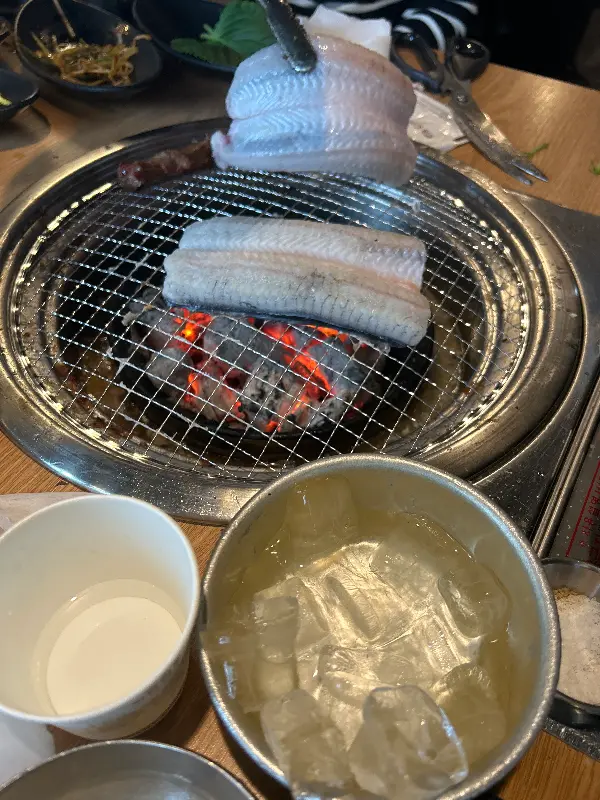 숯불 위에서 익어가는 장어